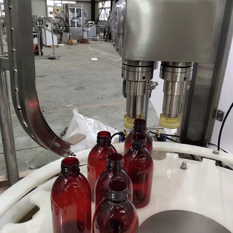 Stroj na plnenie fliaš s éterickým olejom 3 KW s odsávacím zariadením proti odkvapkávaniu