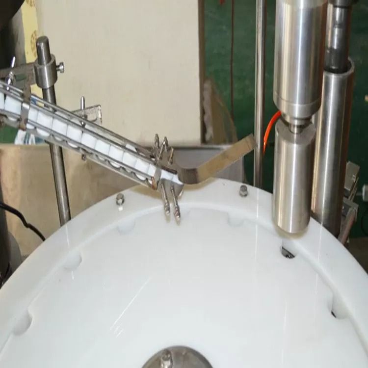 Stroj na uzatváranie fliaš z nehrdzavejúcej ocele používaný v medicíne